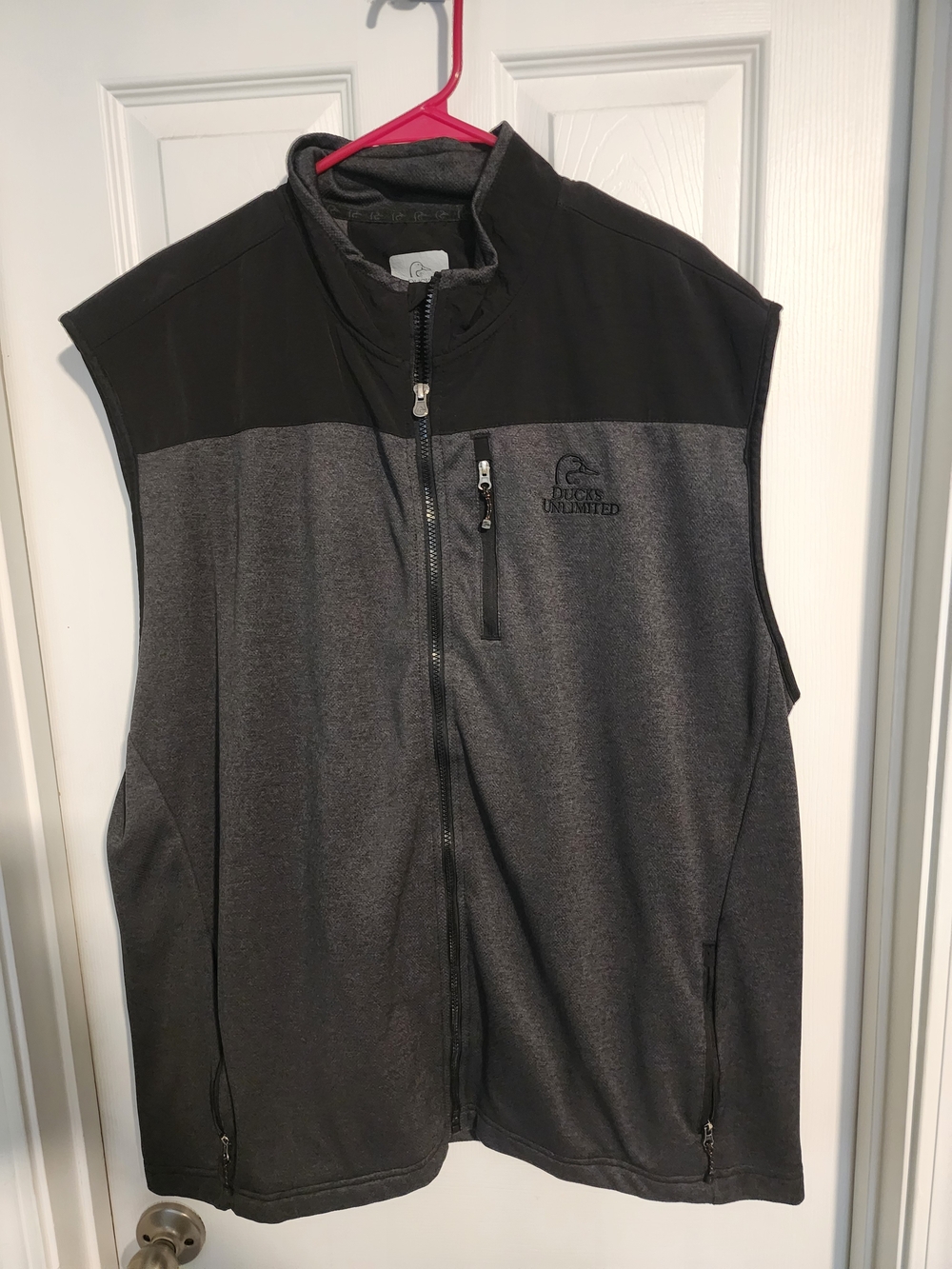 Ducks Unlimited Men's Gray & Black Sleeveless Fleece Vest